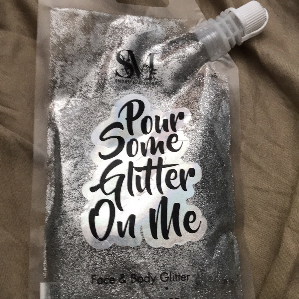 Face and body glitter